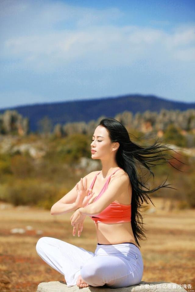 她原本是瑜伽老师,被成龙看中后一炮而红,母其弥雅如今过得怎样?