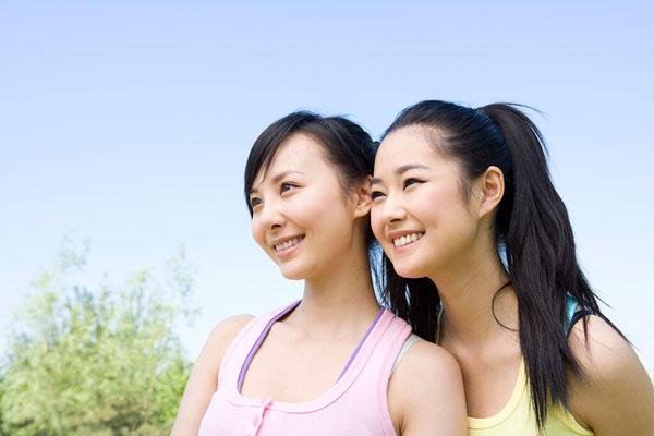 四女子抬好友登泰山,她们为何要这么做?