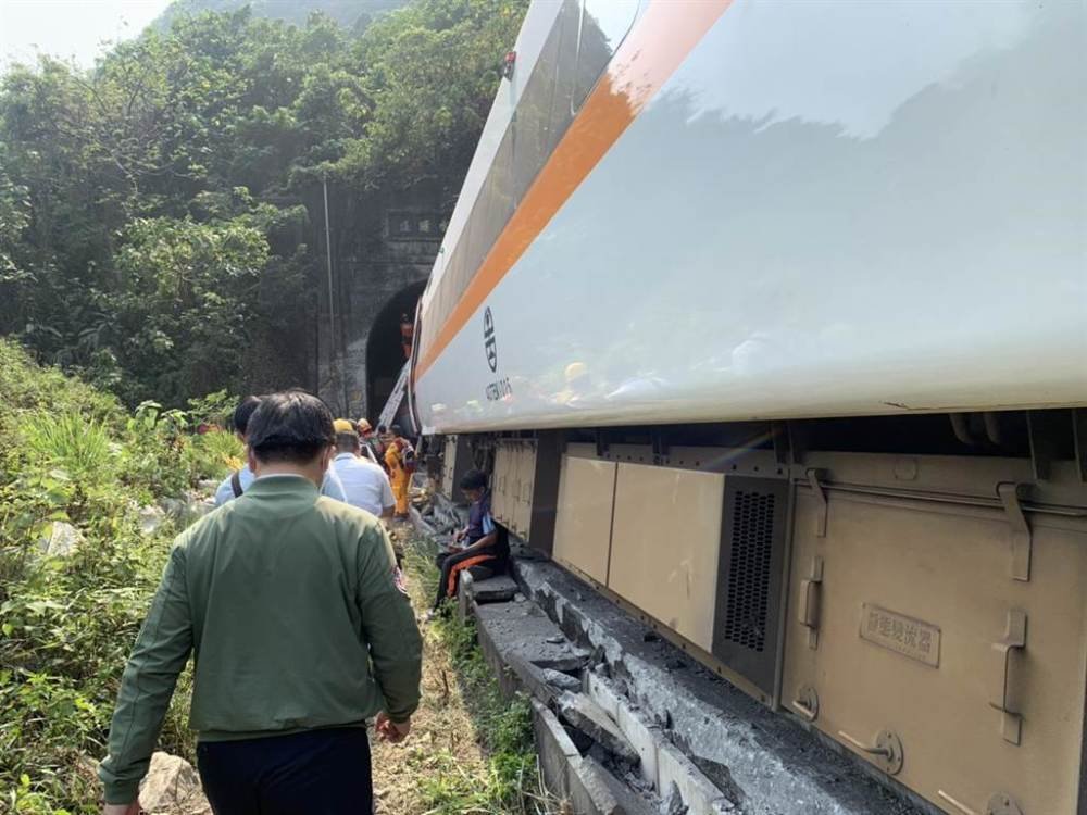 3D还原台铁列车脱轨事故,导致此起重大事故的原因究竟是什么?