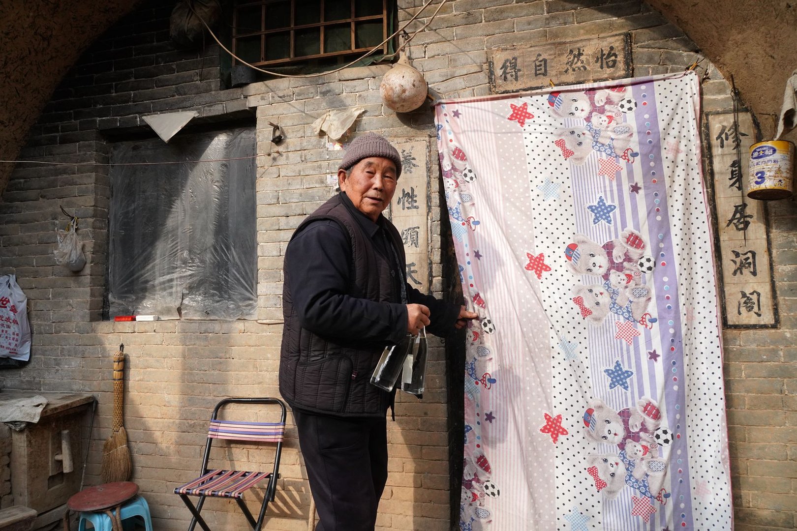住洞阁抽旱烟喝烧酒60多年，85岁神仙爷爷，如今活成什么样？