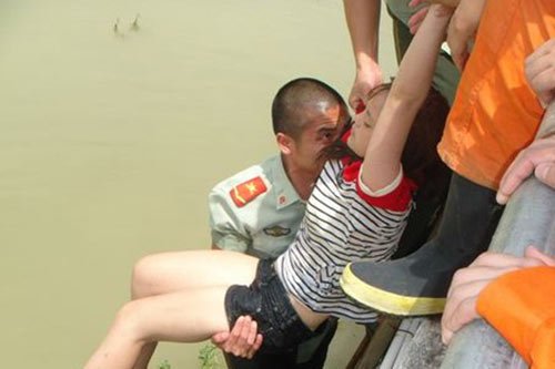 广场舞大妈一把拽回轻生女子，阿姨的举动拯救了什么？