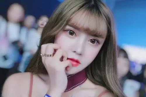 网红韩安冉直播“打气球”，你怎么看待她的行为？