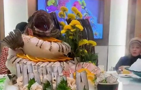 广东男子一顿饭花32万?菜单曝光,奢侈还是炫耀,舆论更倾向于哪一方?