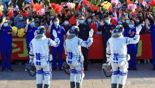 神十四3名航天员领命出征，现场高唱《歌唱祖国》，你对这一幕有何感触？