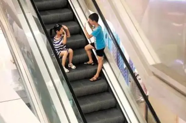 男孩按停商场电梯致女童摔伤后续:双方达成和解!如何避免这样的事发生?