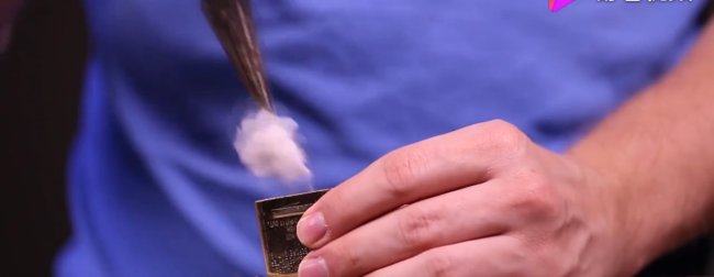 zippo打火机火芯怎么换啊··谢谢！！