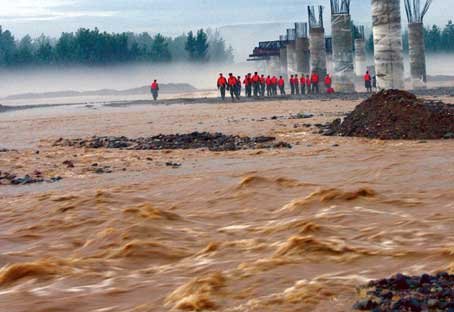 河南聋哑大叔深水中冒险排渠救人，他身上有哪些值得我们学习的精神？