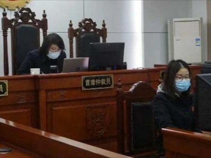 青海已婚副市长化名与特定关系人结婚，他的这一行为触犯了什么法律？