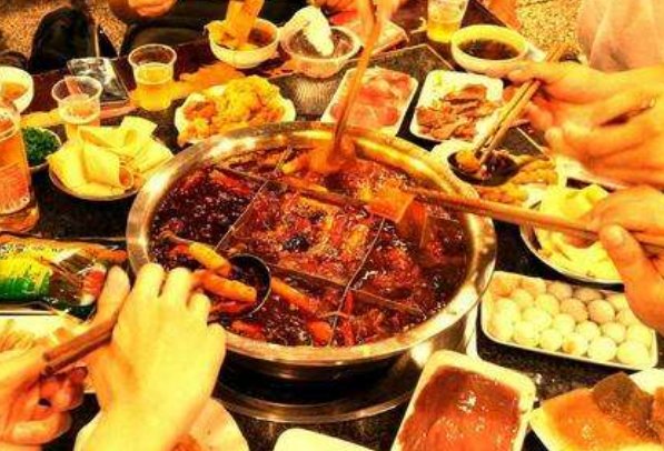 重庆游客坐冰桶里吃火锅，为何会有这种吃法？