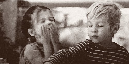 在二孩心里觉得母亲偏爱大孩，母亲要怎么办？