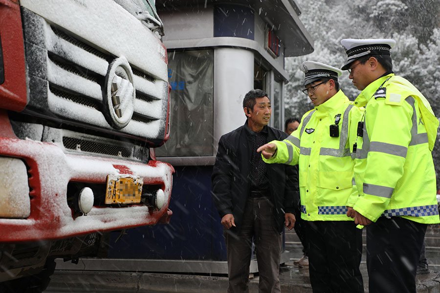 交警穿警服吃早餐被举报,网友称理解,生活中的交警到底有多辛苦?