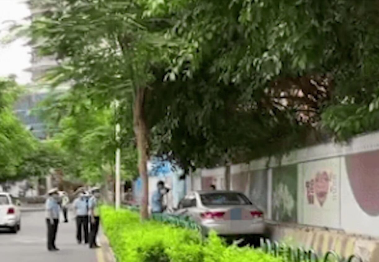 “太奇葩”厦门女司机冲过绿化带直接上人行道，1死1伤，这到底怎么回事？