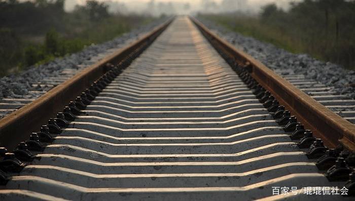 兰新铁路发生列车撞人事故，导致9名施工人员死亡，谁来为他们的死负责？