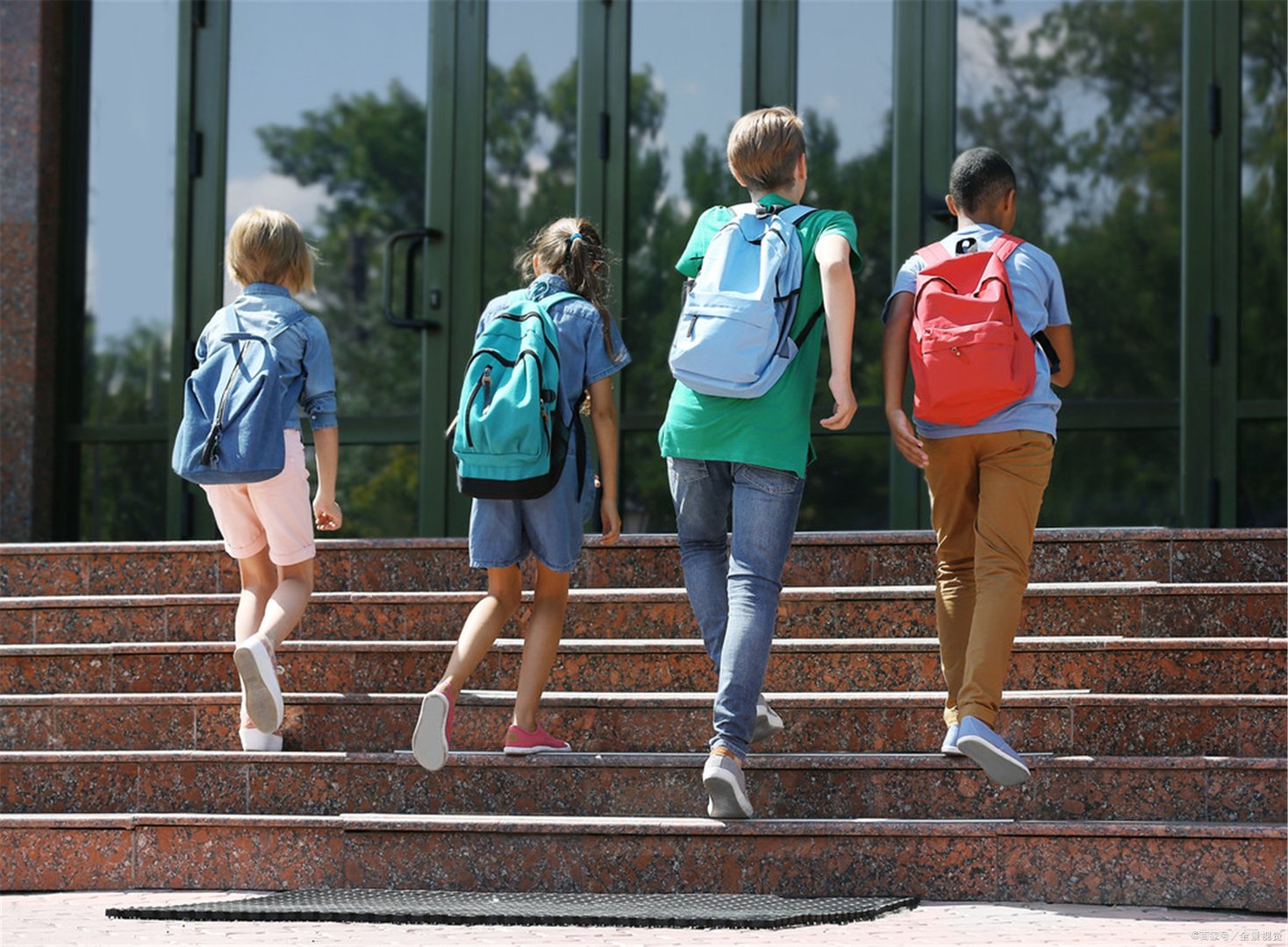 妈妈给16岁女儿铺床，发现避孕套，回想女儿说的话，妈妈懵了，你怎么看？