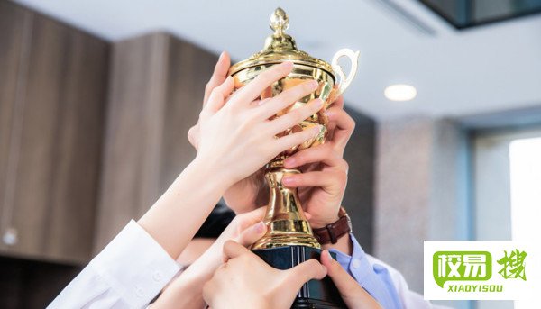 第一个获得诺贝尔奖的人是谁