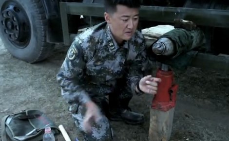 一个中国的拆弹电视剧一个炊事班兵在路上捡到3个炸弹给拆了最后给调