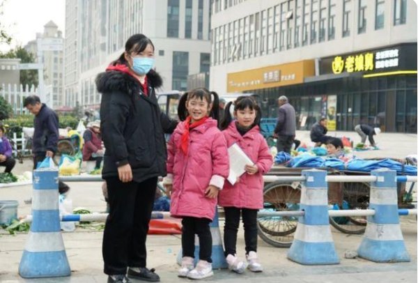 余杭一对双胞胎姐妹玩捉迷藏捡到20万,最终这笔钱是如何被处理的?