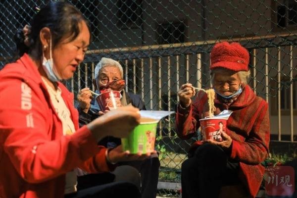 四川泸定居民:地震来时正在广场做核酸,地震后防疫措施该如何管控?